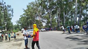 A Chhabeel put up along the Jalandhar-Chandigarh national highway. Volunteers signalling vehicles to stop to offered them the sweetened drink. Photo: IANS