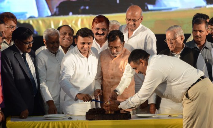 New generation seeks selfies, not autographs: Akhilesh