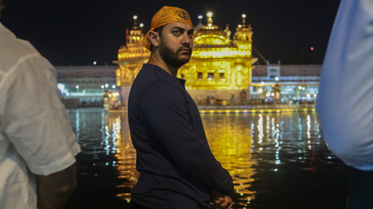 Aamir Khan visits the Golden Temple. Photo - IANS