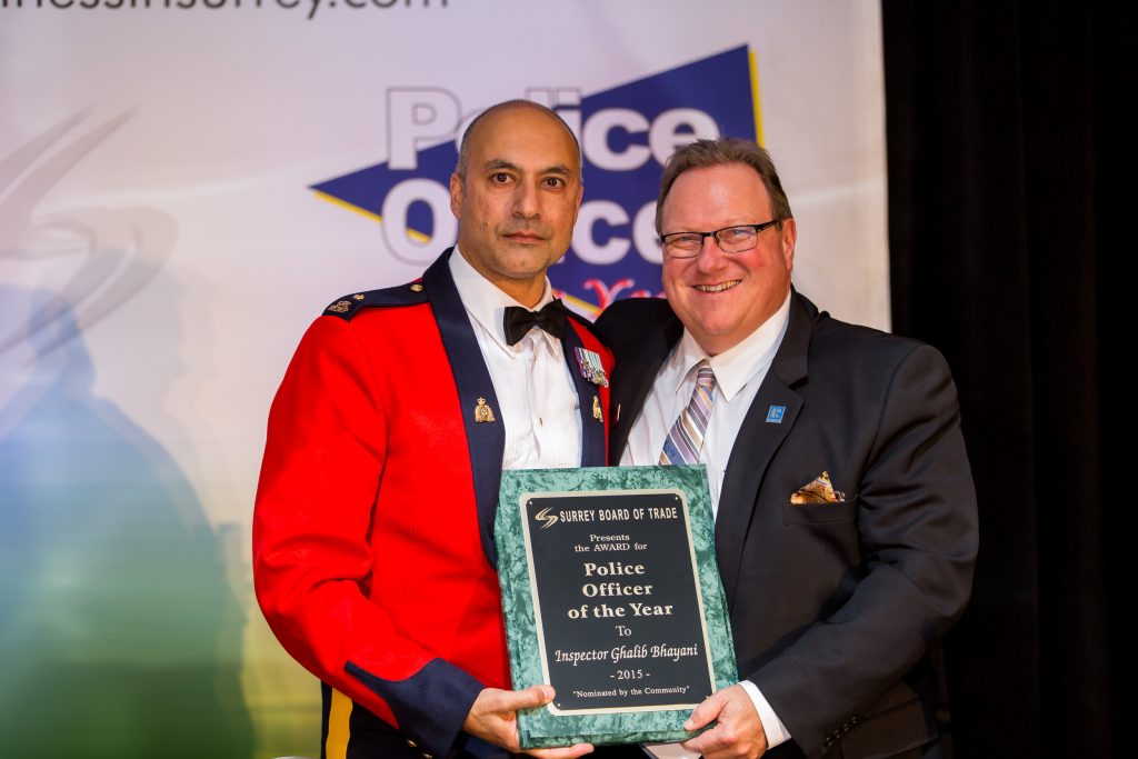 Inspector Ghalib Bhayani receiving award