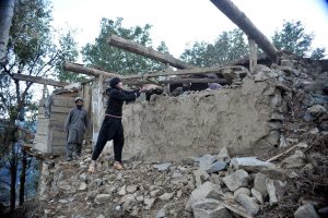 (151029) -- LOWER DIR, Oct. 29, 2015 (Xinhua) -- Pakistani men remove debris from their damaged house following an earthquake in northwest Pakistan?s Lower Dir, Oct. 27, 2015. The Red Cross Society of China (RCSC) on Wednesday handed the Pakistan Red Crescent Society (PRCS) a cash support of 100,000 U.S. dollars for Monday's quake-affected people in Pakistan. (Xinhua/Umar Qayyum) ****Authorized by ytfs****