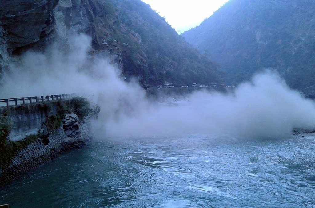Oat (Kullu): Landslide blocks Kullu National Highway near Oat on Dec 7, 2015. (Photo: IANS)