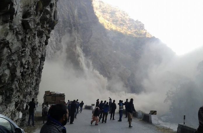 Oat (Kullu): People stranded on Kullu National Highway due to landslide near Oat on Dec 7, 2015. (Photo: IANS)