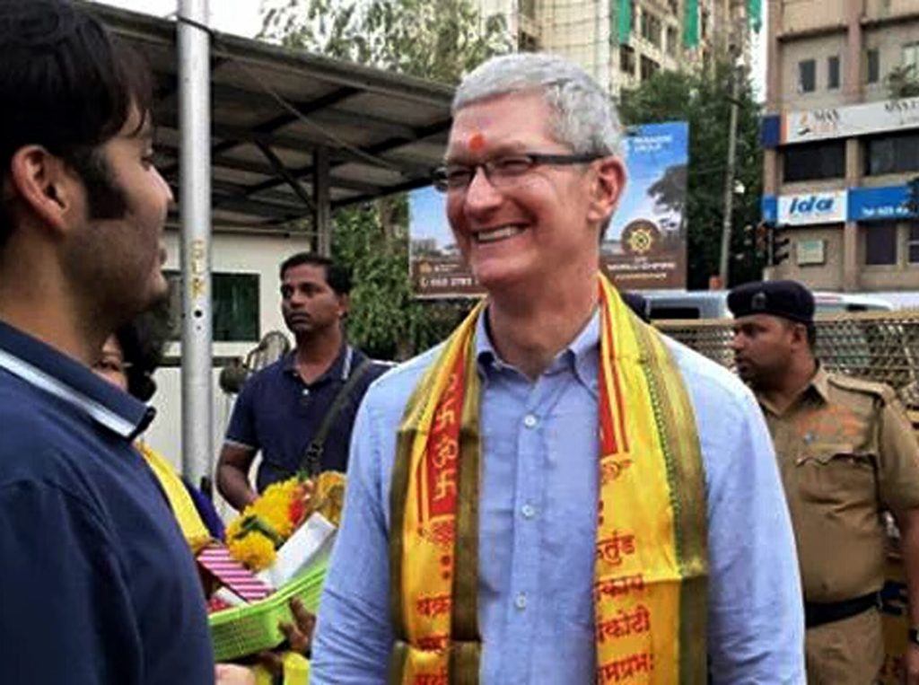 Mumbai: Apple CEO, Tim Cook visiting Siddhivinayak Temple in Mumbai on May 18, 2016. (Photo: IANS)